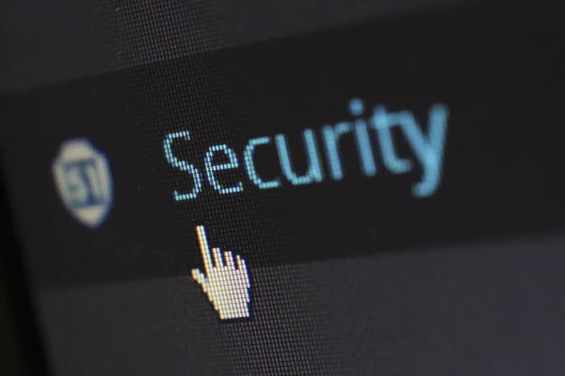 Arbeitsplatz mit Laptop und Unterlagen zum Thema Datenschutz im Gesundheitsmanagement